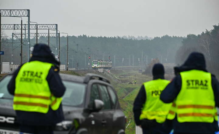 Działania służb przy zniszczonym fragmencie torowiska na trasie Dęblin-Warszawa przy stacji kolejowej w okolicy miejscowości Mika / autor: PAP/Przemysław Piątkowski