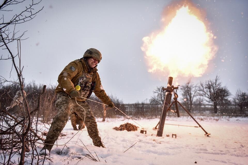 Ukraiński żołnierz obsługujący moździerz (zdj. ilustracyjne) / autor: PAP/EPA