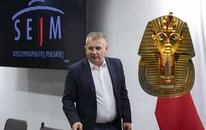 Bartosz Arłukowicz w Sejmie/Pośmiertna maska Tutanchamona / autor: Fratria/Wael Mostafa, CC BY-SA 4.0 <https://creativecommons.org/licenses/by-sa/4.0>, via Wikimedia Commons