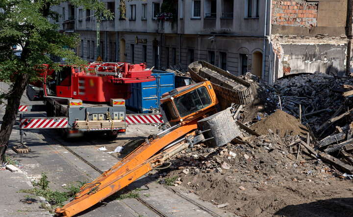 ZAMIAST SŁÓW Pechowy manewr i... wywrotka koparki