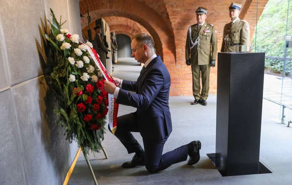 Prezydent RP Andrzej Duda złożył kwiaty przed tablicami epitafijnymi w Muzeum Katyńskim w Warszawie / autor: PAP/Rafał Guz