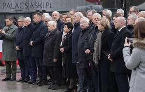 Jarosław Kaczyński i politycy PiS przed Pomnikiem Ofiar Tragedii Smoleńskiej 2010 roku na pl. Piłsudskiego w Warszawie / autor: PAP/Tomasz Gzell