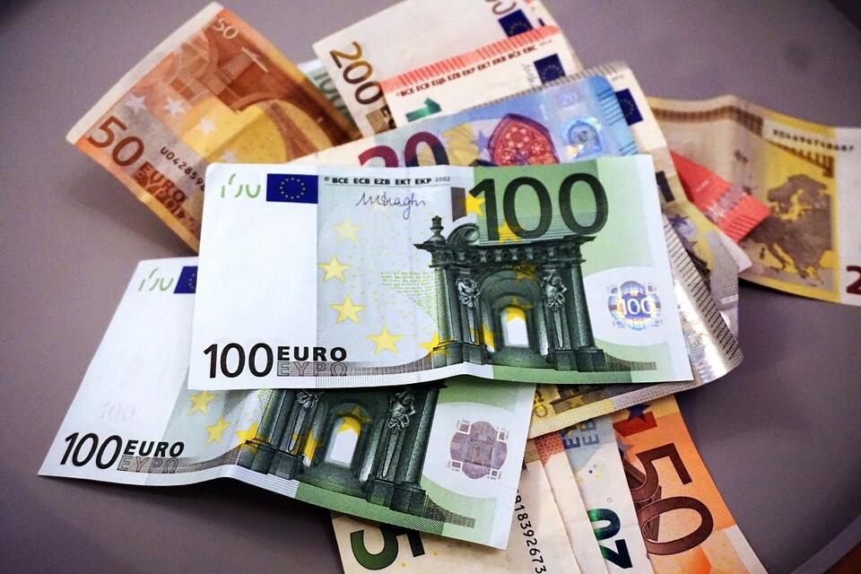 zdjęcie ilustracyjne - banknoty euro / autor: Fratria