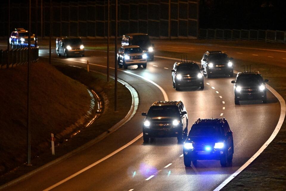 Kolumna samochodów z prezydentem USA Joe Bidenem w Przemyślu, 20 bm. Prezydent USA Joe Biden dotarł do Polski pociągiem z Kijowa. / autor: PAP/Darek Delmanowicz