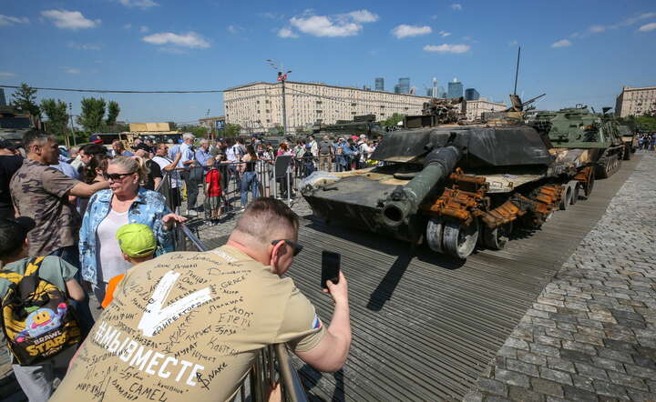 Wystawa zniszczonego wojskowego sprzętu ukraińskiego w Moskwie / autor: PAP/EPA/YURI KOCHETKOV