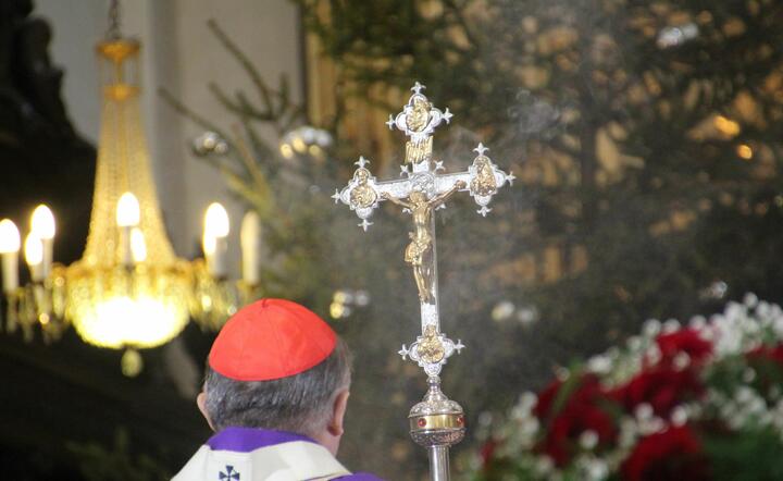W ciągu adwentu szaty liturgiczne księży odprawiających msze św. będą fioletowe / autor: Fratria / JS