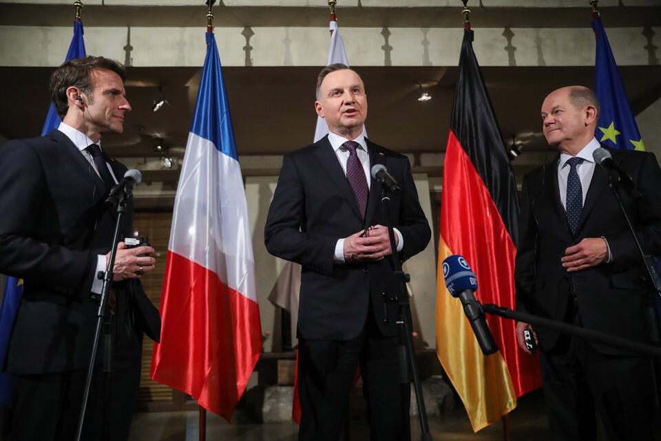 Prezydent RP Andrzej Duda (C), prezydent Francji Emmanuel Macron (L) oraz kanclerz Niemiec Olaf Scholz (P). / autor: PAP/Leszek Szymański