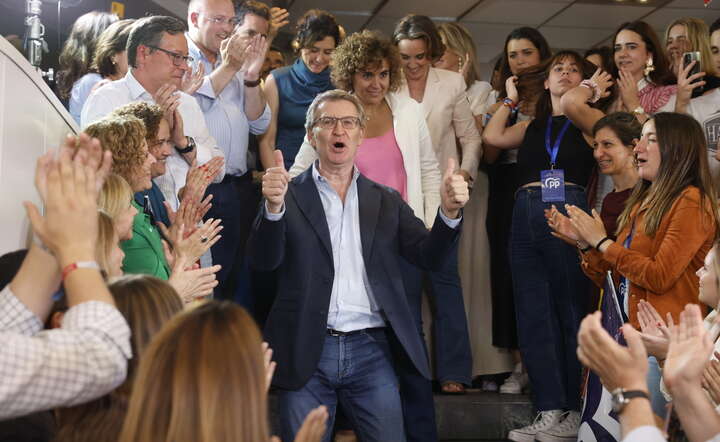 Lider Partii Ludowej Alberto Nunez Feijoo świętuje wygraną / autor: JUANJO MARTIN/EPA/PAP