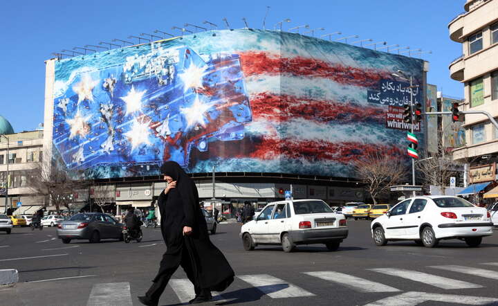 Antyamerykański billboard na ulicy Teheranu / autor: PAP/EPA/ABEDIN TAHERKENAREH