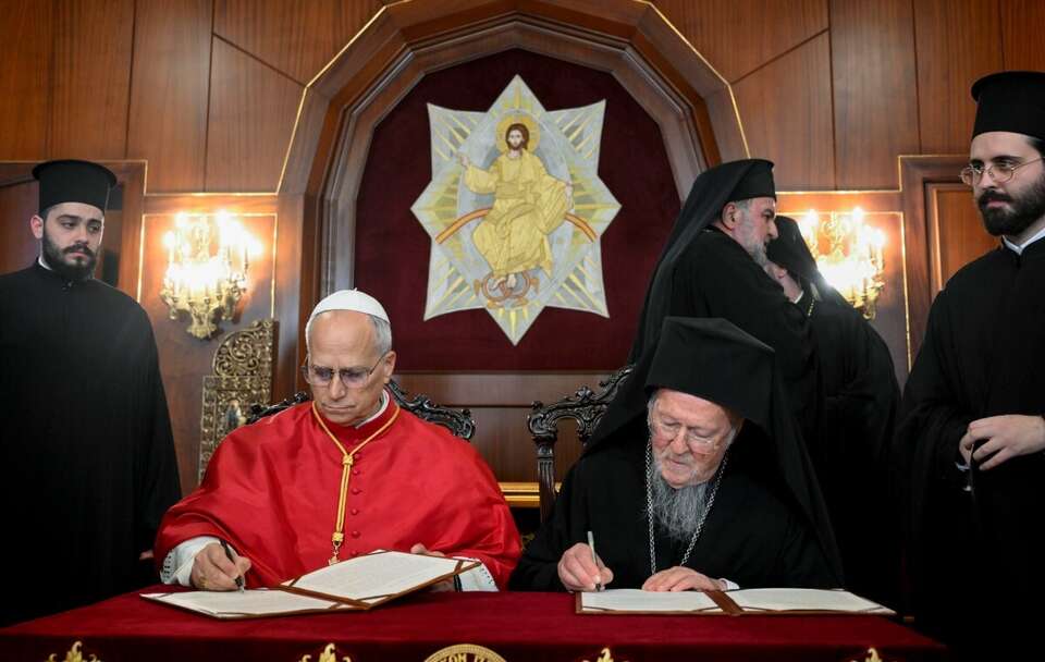 Papież Leon XIV i Patriarcha Bartłomiej I / autor: PAP/EPA/VATICAN MEDIA HANDOUT
