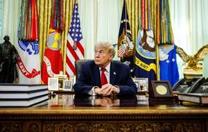 Prezydent USA Donald Trump w Gabinecie Owalnym Białego Domu / autor: PAP/EPA/SAMUEL CORUM / POOL