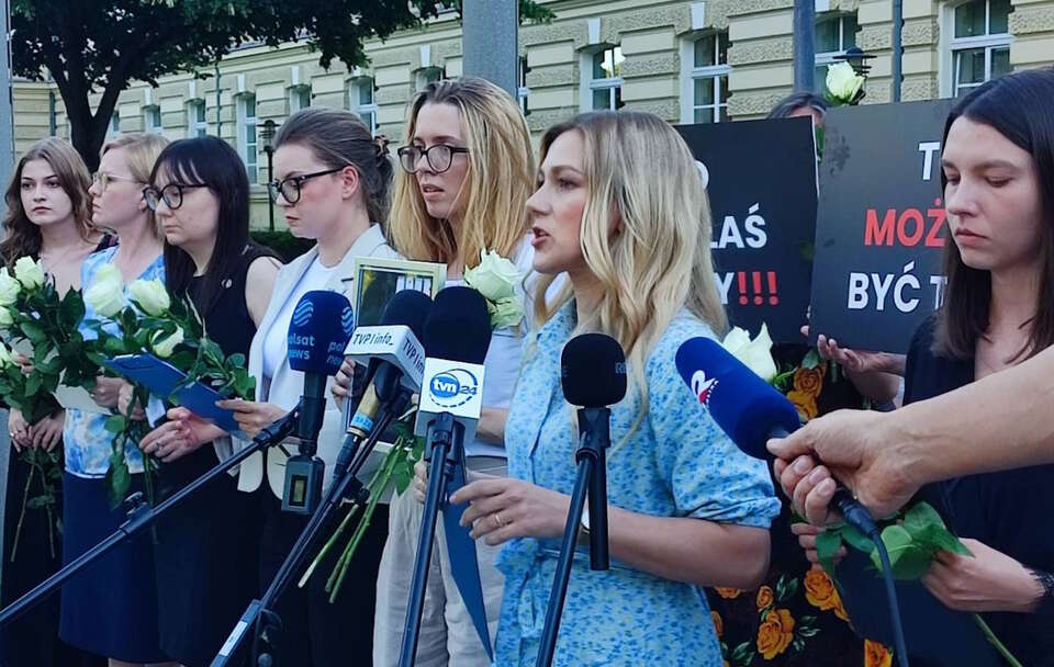 Protest białych róż. Kobiety przeciw imigracji przed KPRM