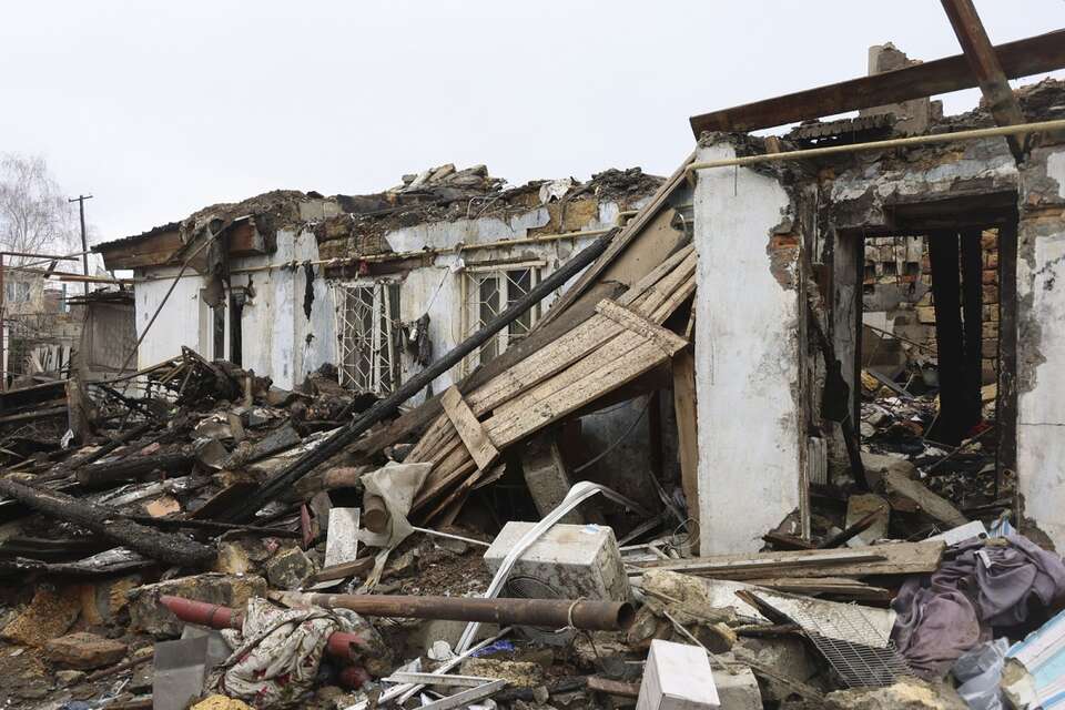 Zniszczony dom po ataku rosyjskiego drona w Odessie / autor: PAP/EPA