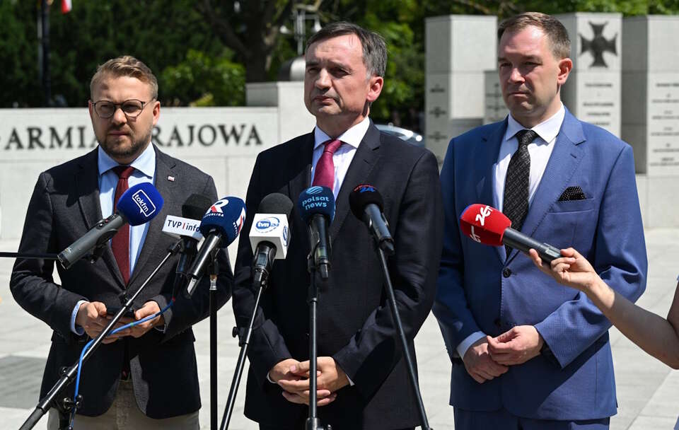 Poseł PiS Zbigniew Ziobro, europoseł Jacek Ozdoba i radny Łodzi Piotr Cieplucha / autor: PAP/Radek Pietruszka