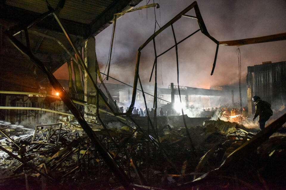 Zniszczone centrum handlowe w Krzemieńczuku. / autor: PAP/EPA