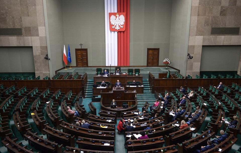 Posłowie na sali obrad Sejmu zajmują się uchwałą dot. powołania komisji śledczej w sprawie tzw. afery wizowej / autor: 	PAP/Marcin Obara