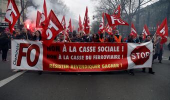 Macron ignoruje protesty kolejarzy