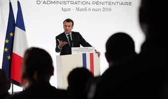 Macron "stroszy piórka" w rozmowie z Trumpem