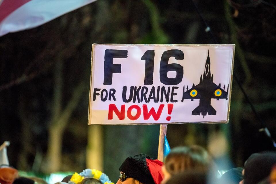 'F 16 DLA UKRAINY TERAZ!' - hasło na transparencie podczas Marszu Ukraińców w Warszawie w pierwszą rocznicę wybuchu wojny / autor: Fratria