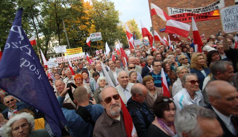 Protest przeciw dyskryminacji TELEWIZJI TRWAM i Radia Maryja przez Krajową Radą Radiofonii i Telewizji, październik 2014 roku. Fot. wPolityce.pl