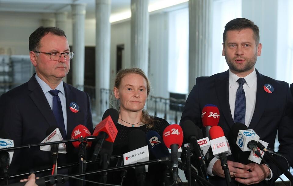 Posłowie Partii Republikańskiej Arkadiusz Czartoryski i Magdalena Błeńska oraz minister sportu i turystyki Kamil Bortniczuk / autor: PAP/Paweł Supernak