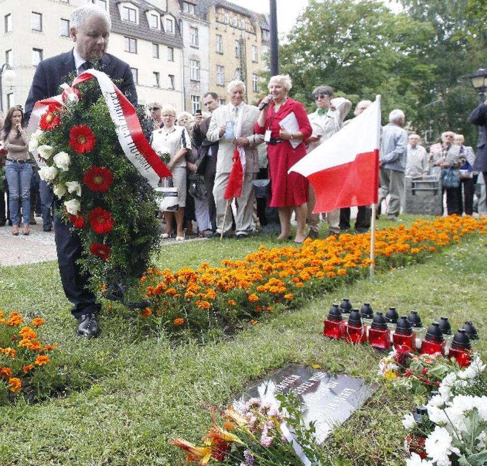 Jarosław Kaczyński złożył też kwiaty w miejscu, gdzie ma stanąć mysłowicki pomnik ofiar katastrofy smoleńskiej, PAP