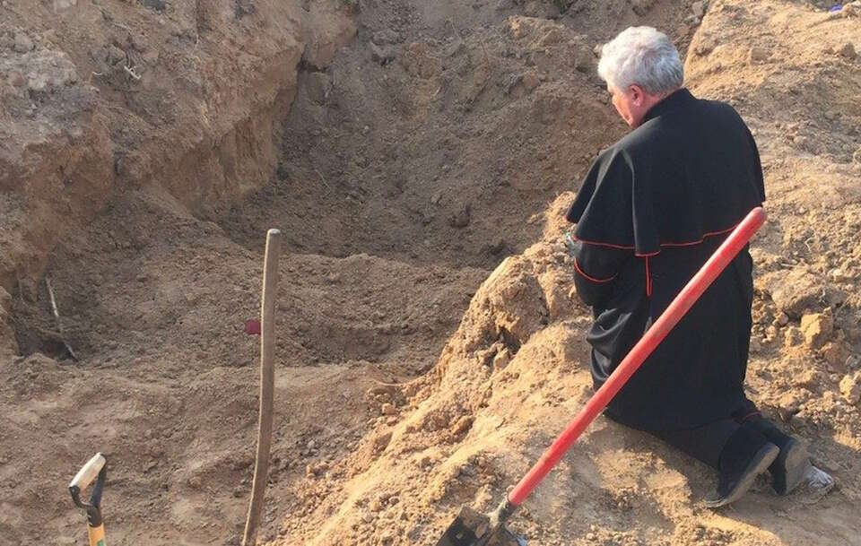 Kard. Krajewski modli się nad masowym grobem w Borodziance, 15 kwietnia 2022, Wielki Piątek / autor: Vatican News