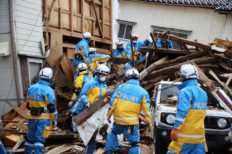 przeszukiwanie gruzów po trzęsieniu ziemi w prefekturze Ishikawa, środkowa Japonia / autor: PAP/EPA/JIJI PRESS