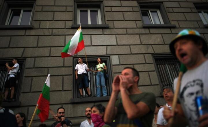 Protestującyz flagami  podczas antyrządowego protestu przed Radą Ministrów w Sofii, Bułgaria, 29 bm.  / autor: PAP/EPA/VASSIL DONEV