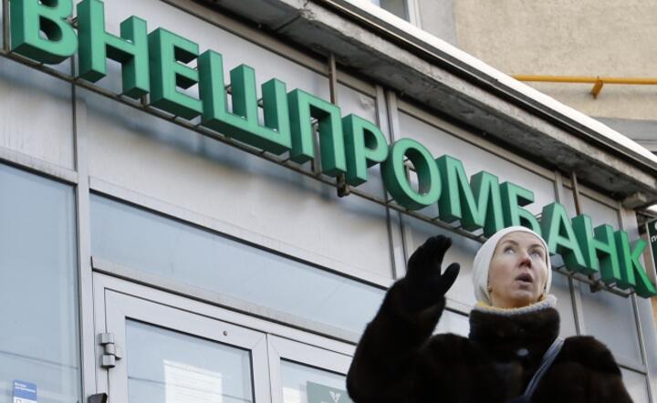 Głośnym echem odbiło się w Rosji ogłoszone 21 stycznia bankructwo Wnieszprombanku, które dodatkowo zagęściło napiętą atmosferę wokół finansów kraju, fot. PAP/EPA/YURI KOCHETKOV