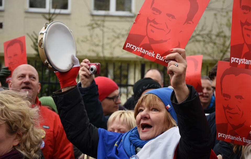 Przyjazd Donalda Tuska do Warszawy na przesłuchanie w śledztwie dotyczącym współpracy Służby Kontrwywiadu Wojskowego z rosyjską Federalną Służbą Bezpieczeństwa, kwiecien 2017 r. / autor: Fratria