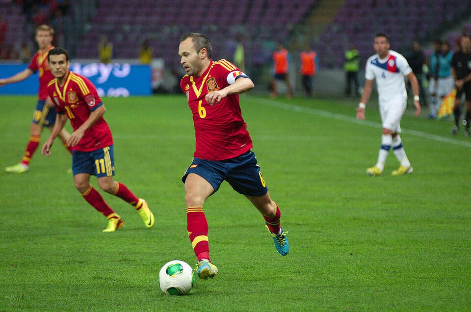 Andres Iniesta  / autor: Clément Bucco-Lechat, CC BY-SA 3.0 <https://creativecommons.org/licenses/by-sa/3.0>, via Wikimedia Commons