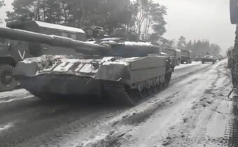 Rosyjskie czołgi między blokami mieszkalnymi pod Kijowem