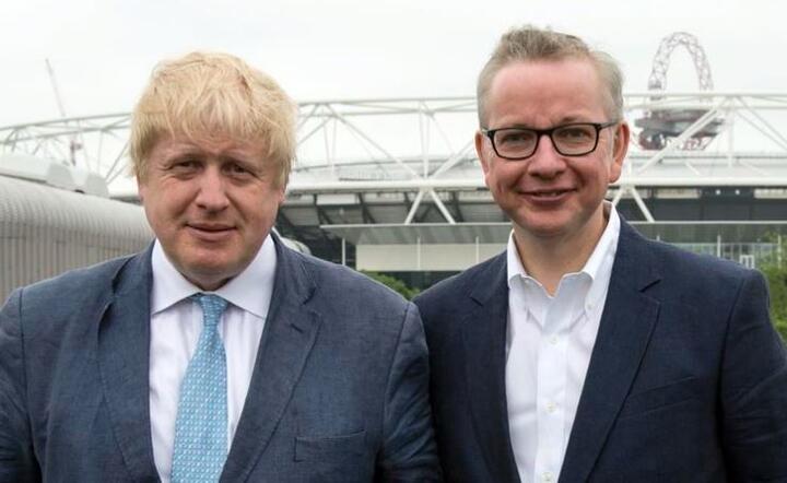 Premier Boris Johnson (L) i minister Michael Gove (P) / autor: PAP