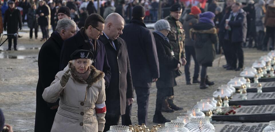 Polish veterans and Prime Minister Mateusz Morawiecki during the ceremony marking the 74th anniversary of the liberation of Auschwitz-Birkenau / autor: PAP/Andrzej Grygiel