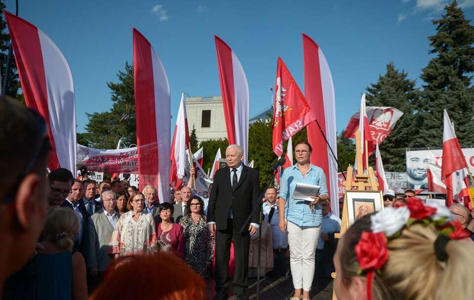 RELACJA. Protest w obronie ks. Olszewskiego przed Sejmem