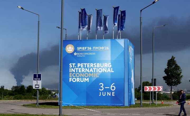 Billboard z reklamą 29. Forum Ekonomicznego w Petersburgu, w tle dym z pożaru, Petersburg 3 czerwca 2026 / autor: PAP/ EPA/ANATOLY MALTSEV 