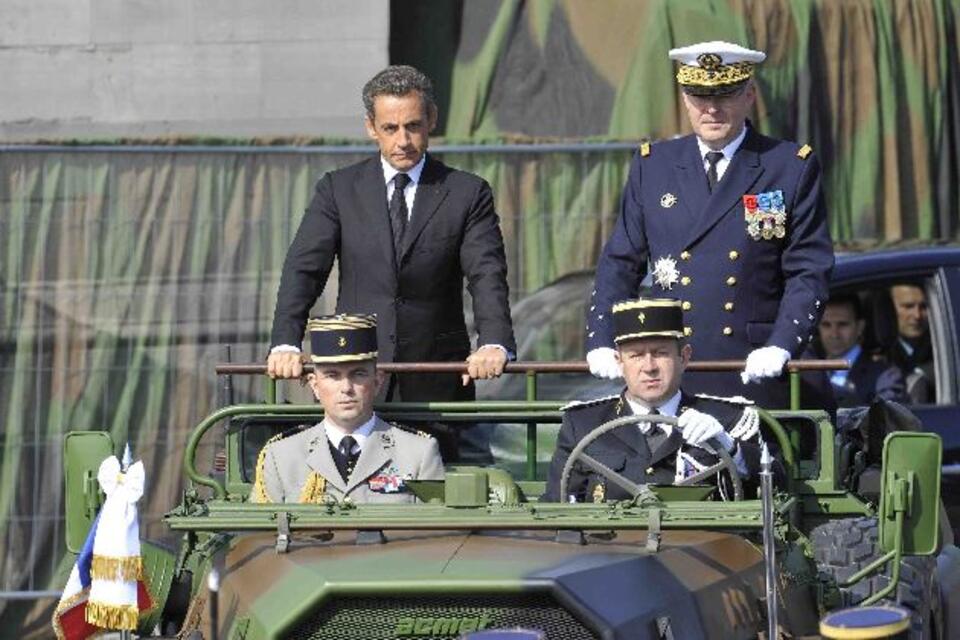 Prezydent Sarkozy podczas parady z okazji Święta 14 lipca. Fot. PAP/EPA