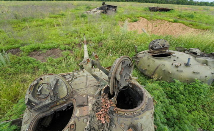 Zniszczone rosyjskie czołgi na polu w pobliżu drogi we wsi Topolskoje w obwodzie charkowskim / autor: PAP/Mykola Kalyeniak
