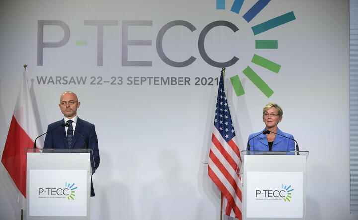 Minister klimatu i środowiska Michał Kurtyka (L) oraz Sekretarz ds. Energii USA Jennifer Granholm (P / autor: PAP/Marcin Obara