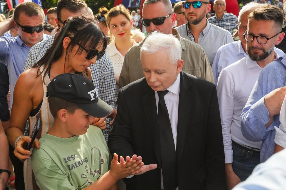 Wicepremier, prezes PiS Jarosław Kaczyński (C) i poseł PiS Radosław Fogiel (P) podczas pikniku rodzinnego w Domu Polonii w Pułtusku. / autor:  PAP/Paweł Supernak