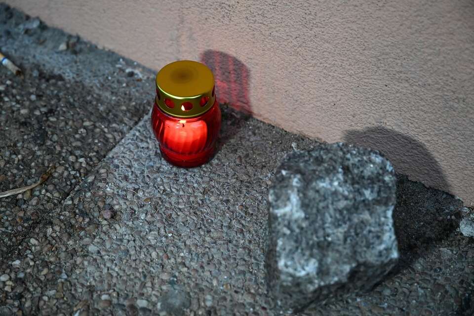 Znicz przed wejściem na klatkę schodową budynku mieszkalnego w Ustce, w którym doszło do zabójstwa / autor: PAP/Piotr Kowala