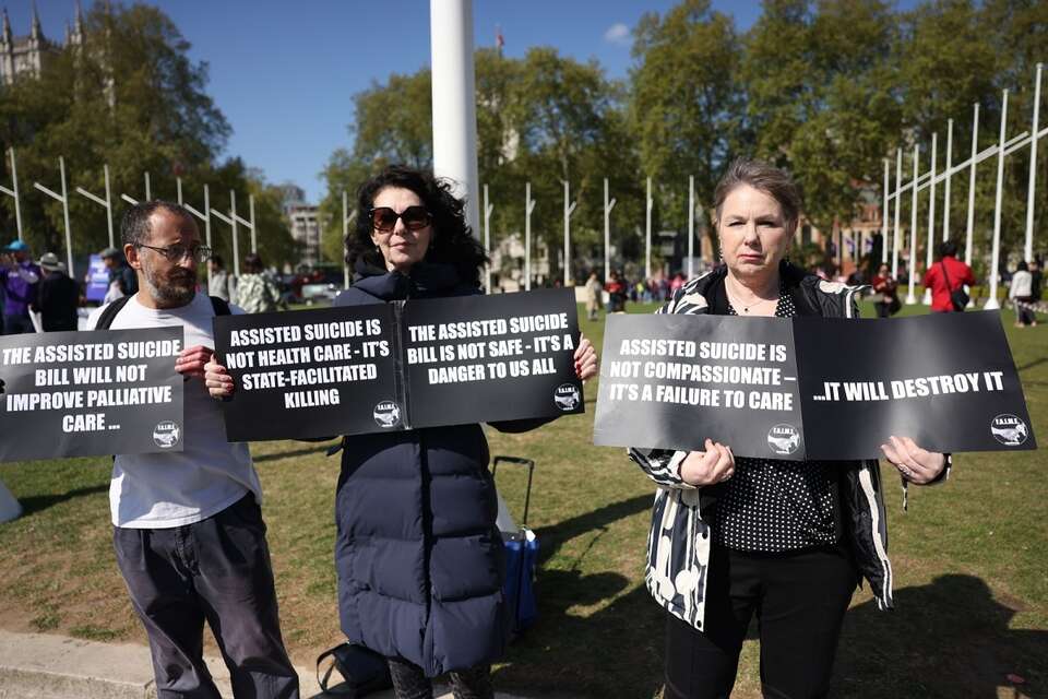 Na zdjęciu protestujący przeciwko ustawie o tzw. wspomaganym samobójstwie w Anglii i Walii / autor: PAP/EPA