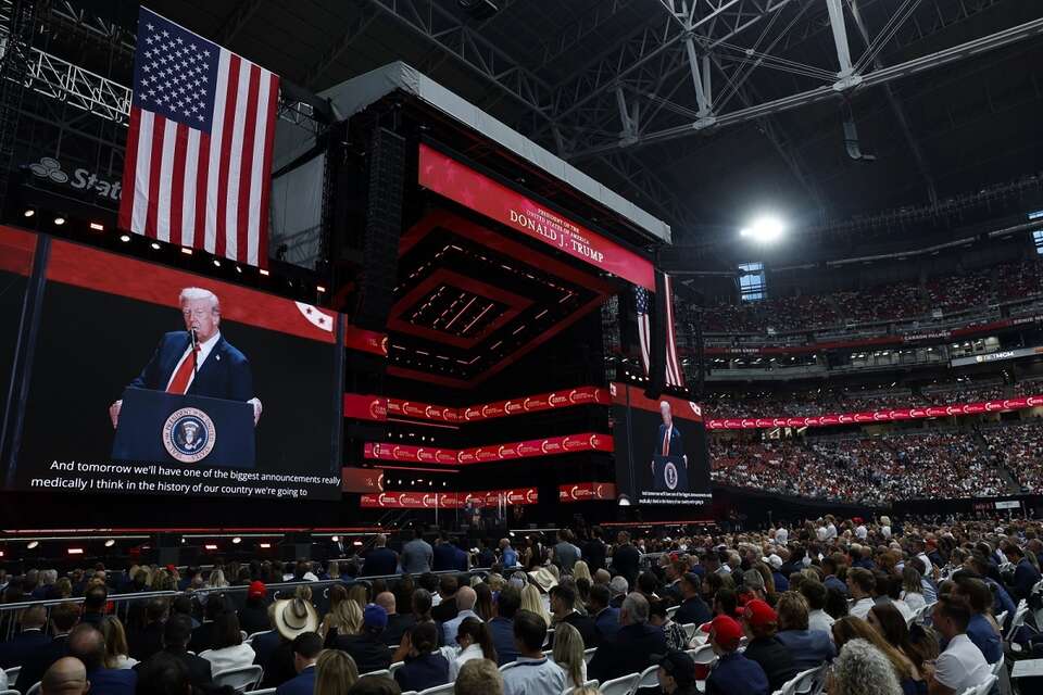  prezydent USA Donald Trump podczas uroczystości żałobnej na stadionie w Glendale pod Phoenix w Arizonie / autor: PAP/EPA
