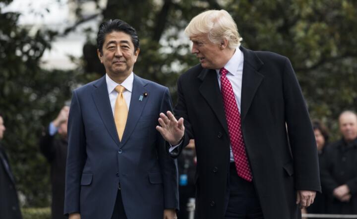 Premier Japonii Shinzo Abe i prezydent Donald J. Trump wBiałym Domu, fot. PAP/EPA/Jim Lo Scalzo