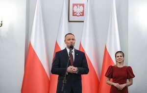 rezydent RP Karol Nawrocki (L) i pierwsza dama Marta Nawrocka (P) podczas uroczystości wręczenia odznaczeń państwowych. / autor: PAP/Marcin Obara