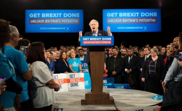 Brytyjski premier Boris Johnson wygłasza przemówienie podczas inauguracyjnej kampanii wyborczej Partii Konserwatywnej zorganizowanej w NEC w Birmingham w West Midlands w Wielkiej Brytanii 6 listopada 2019 r.  / autor: PAP/EPA/VICKIE FLORES