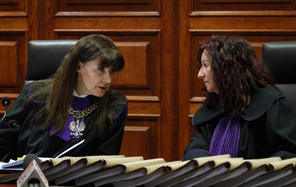 Sędzia Justyna Koska-Janusz (L) w Sądzie Okręgowym w Warszawie wprawiła w osłupienie obrońców oskarżonych w procesie ks. Olszewskiego i b. urzędniczek MS.  / autor: PAP/Paweł Supernak