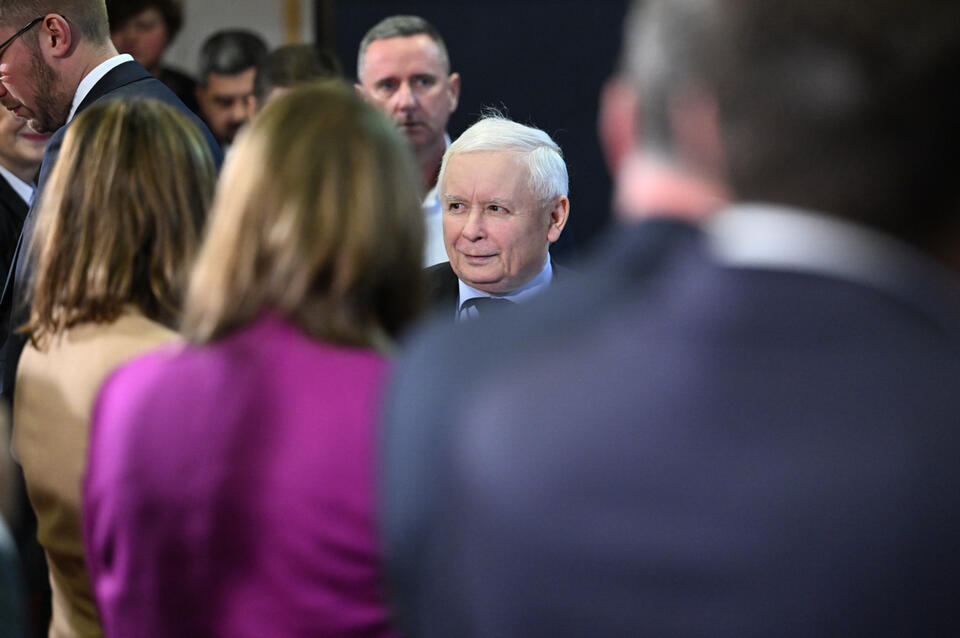 Prezes PiS Jarosław Kaczyński (C) podczas spotkania z mieszkańcami w Muzeum Narodowym Ziemi Przemyskiej w Przemyślu. / autor: PAP/Darek Delmanowicz