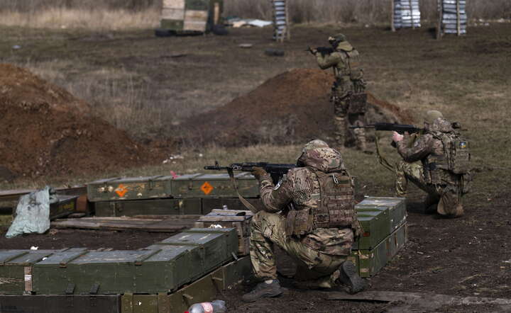 Ukraińscy żołnierze w pobliżu frontu / autor: PAP/EPA/OLGA KOVALOVA